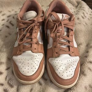 Nike dunk low women’s 9.5